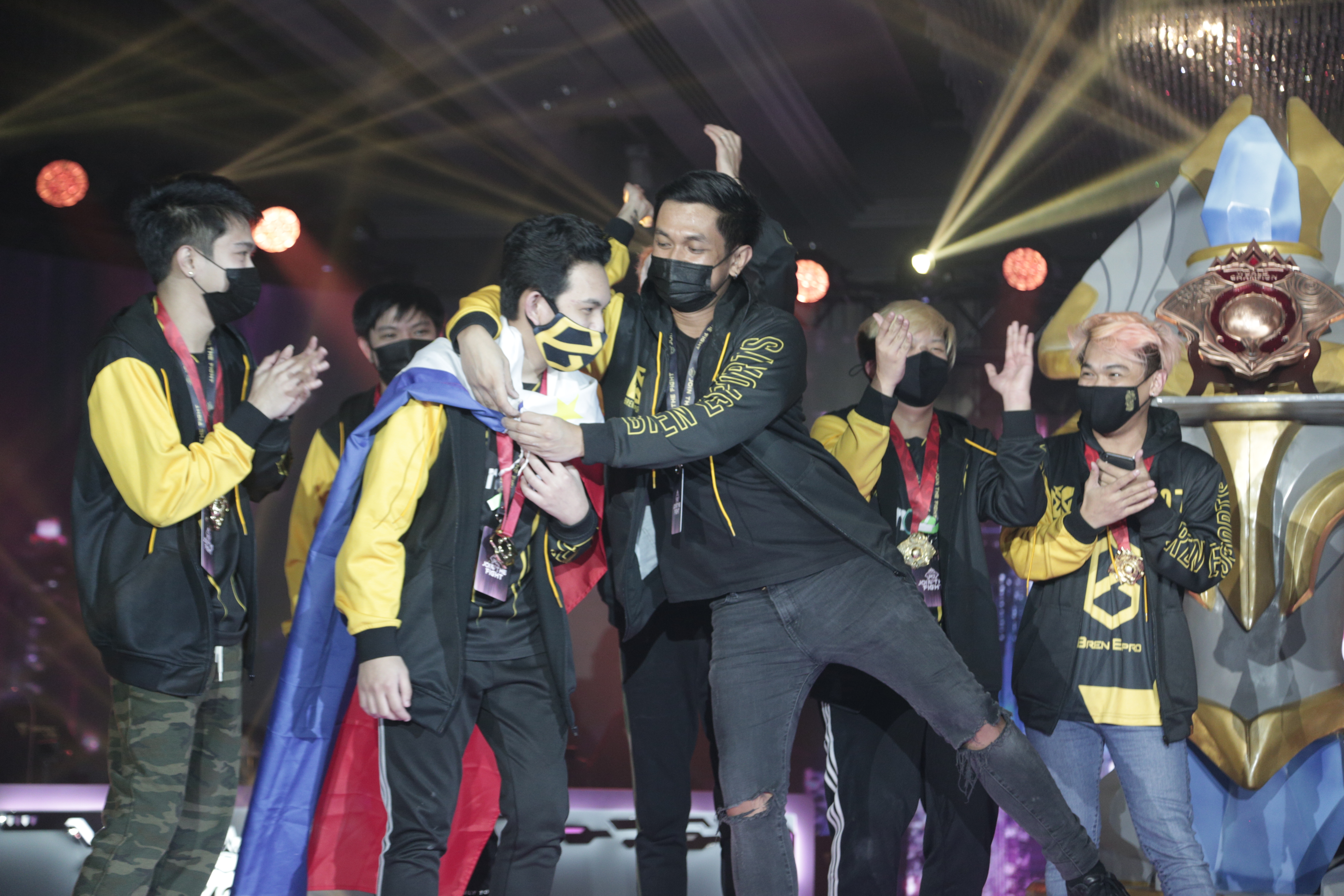 国际高水平球队对决，赛场观众目不暇接