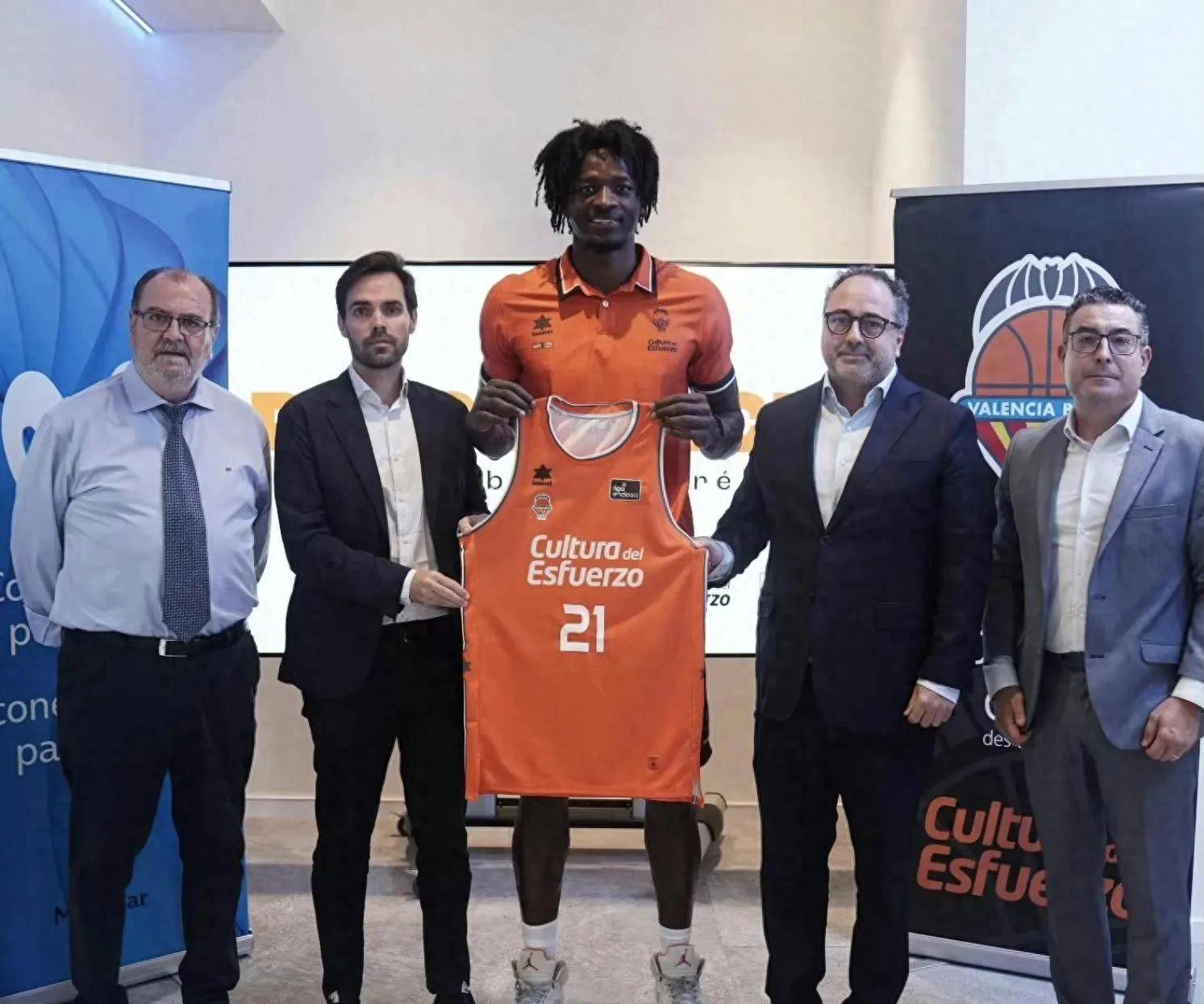 外援球员身体状况不佳，球队备战面临挑战