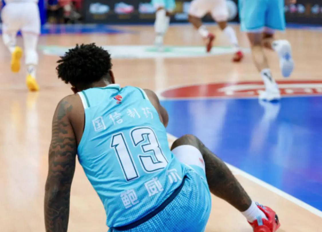 外援球员身体状况不佳，球队备战面临挑战