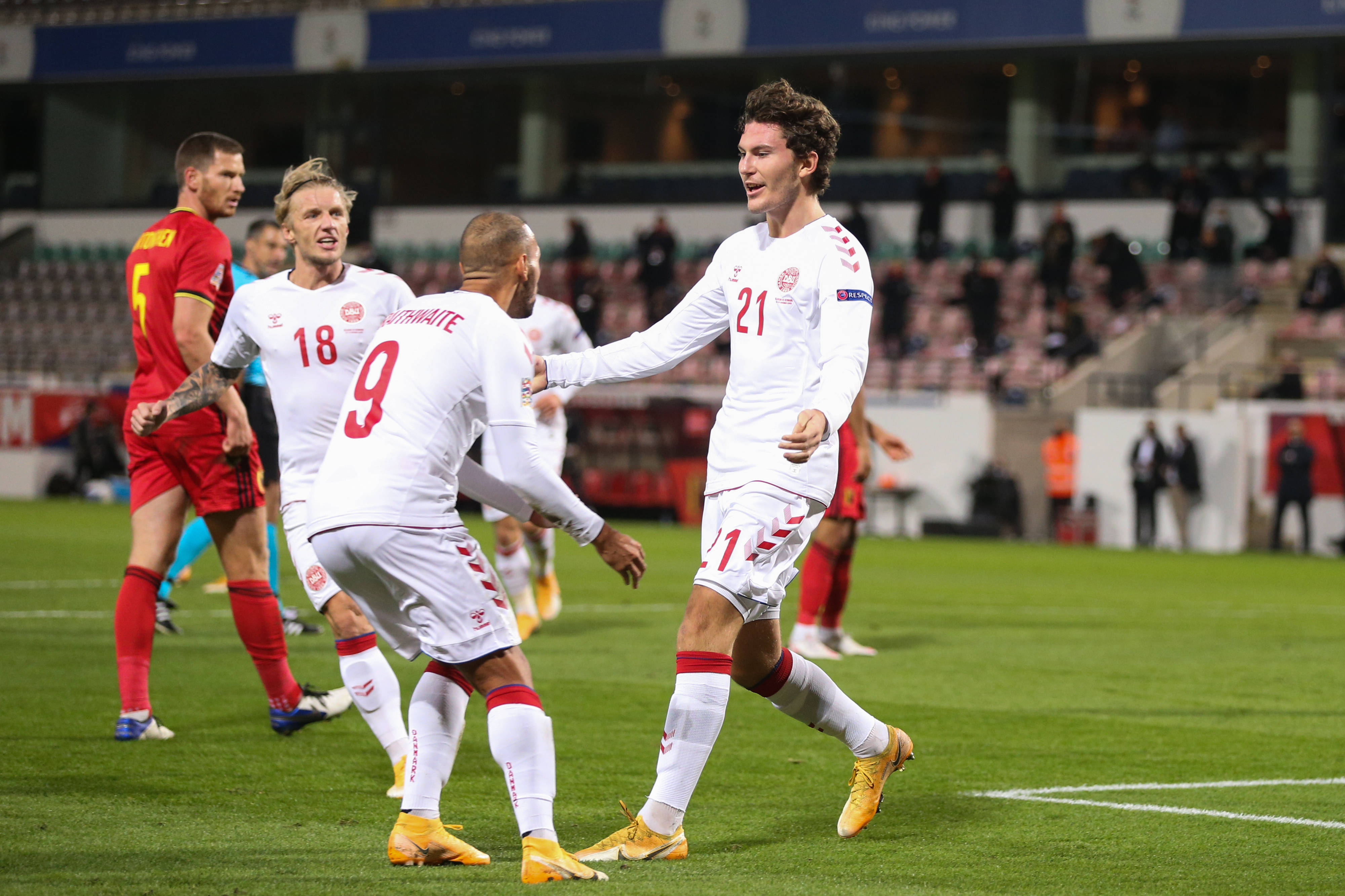 足球赛场烽烟再起，球员们奋勇拼搏