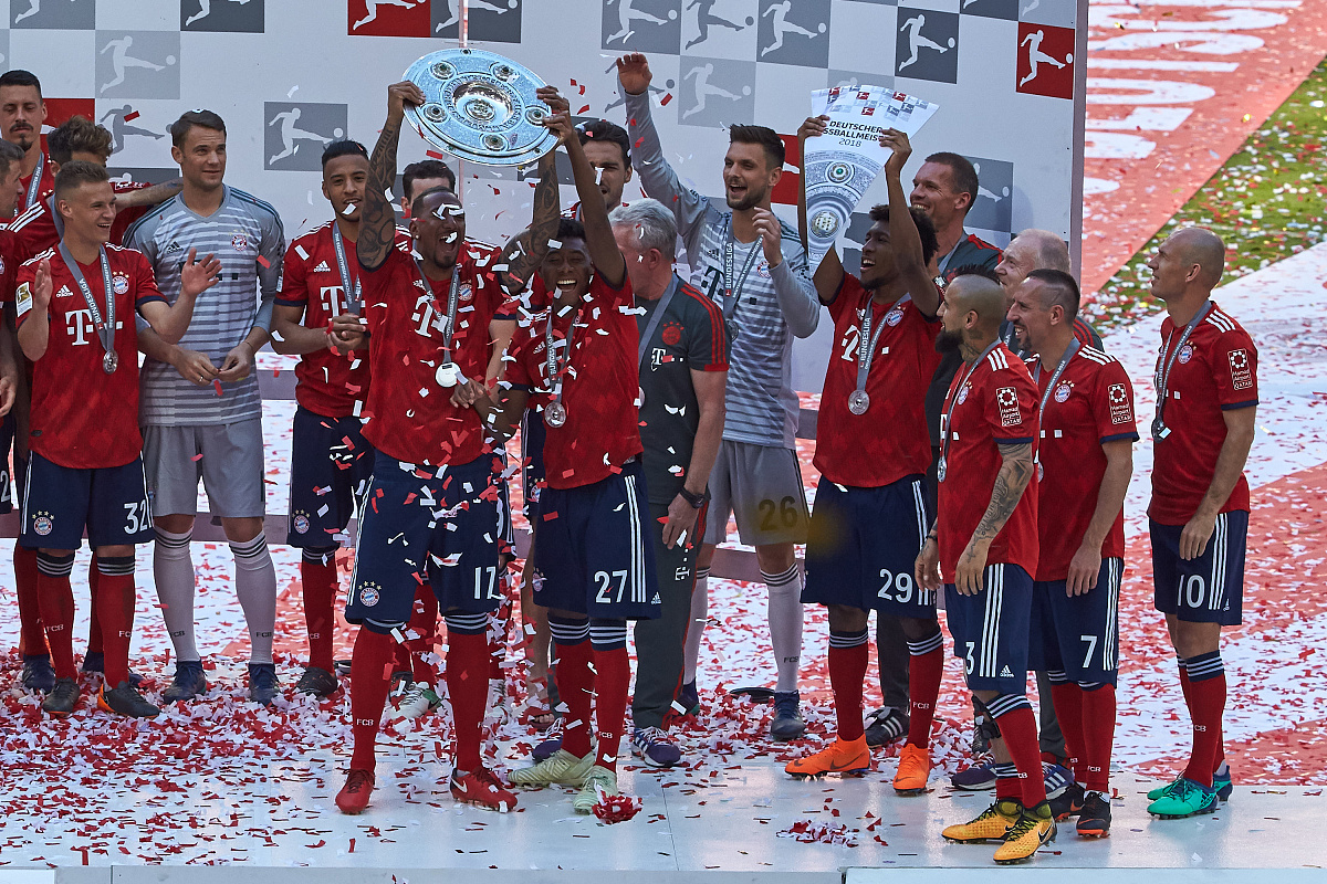 曼联战胜狼队登顶英超,卫冕冠军排名下滑 曼联战胜狼队登顶英超,卫冕冠军排名下滑