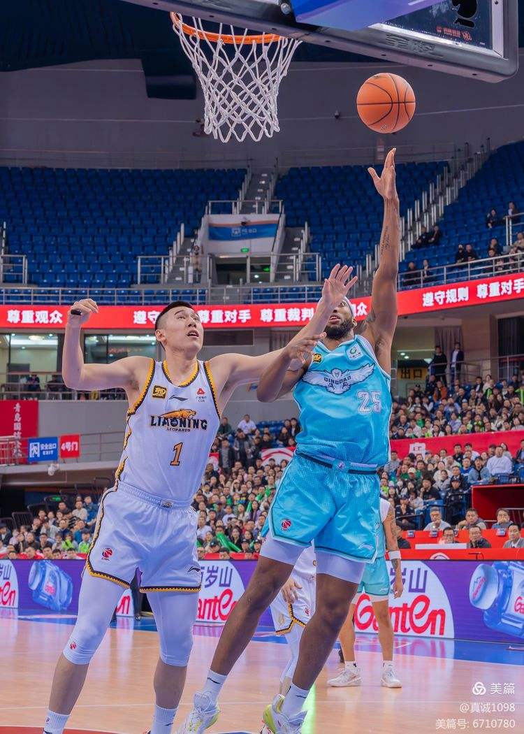 一名本土球员在职业篮球赛场上展现出色表现 一名本土球员在职业篮球赛场上展现出色表现