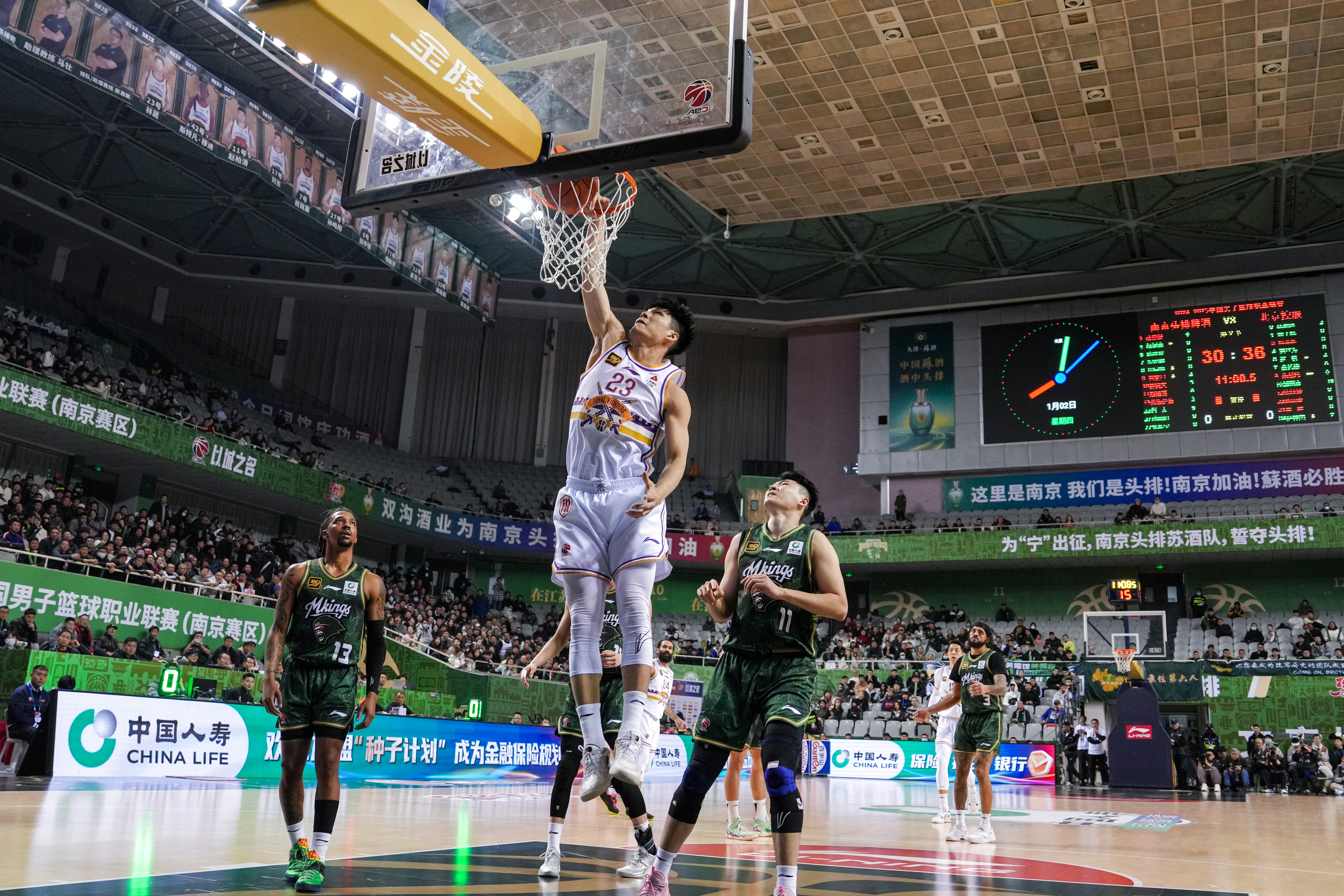 一名本土球员在职业篮球赛场上展现出色表现 一名本土球员在职业篮球赛场上展现出色表现