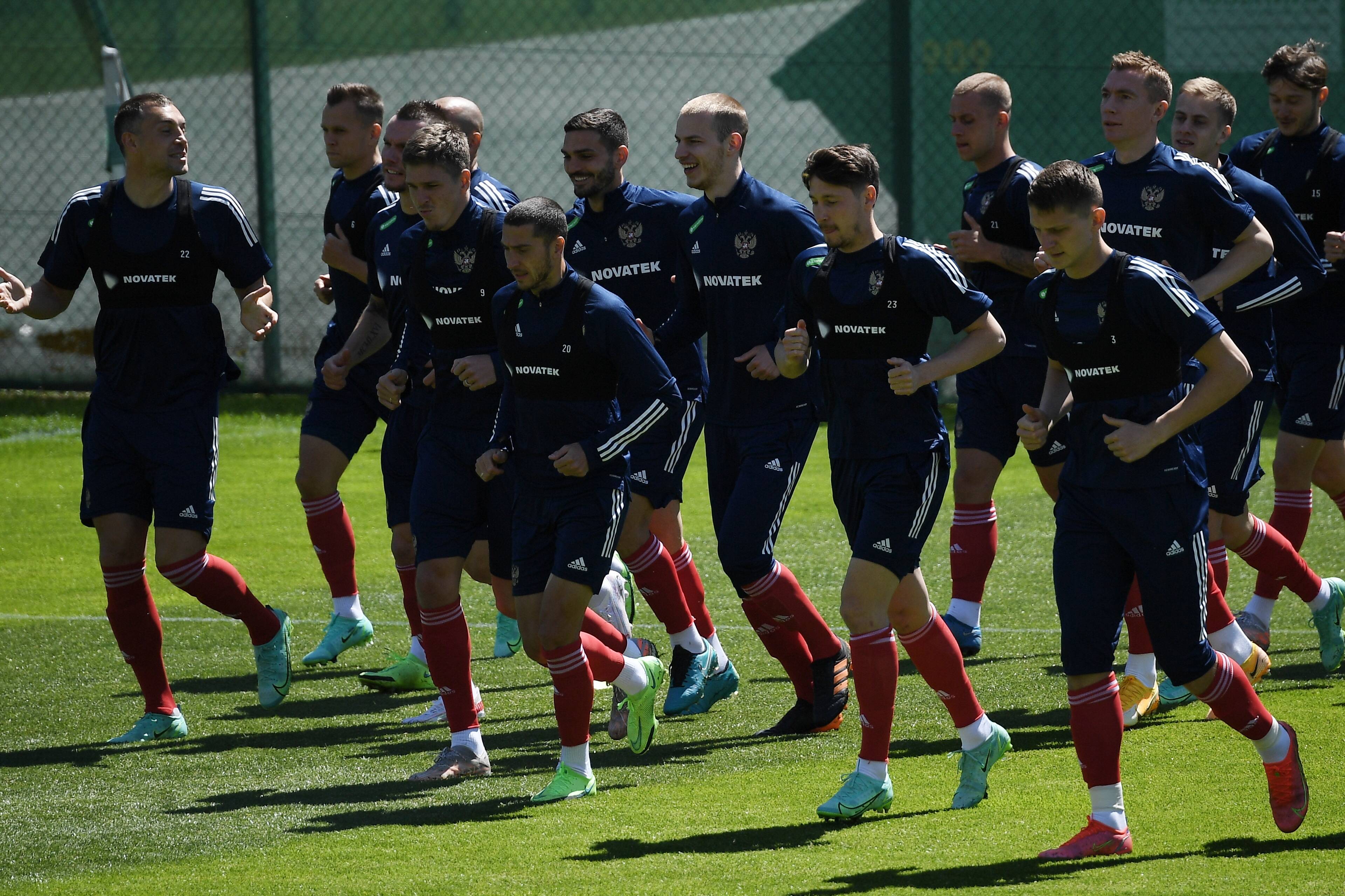 包含俄罗斯球队在欧洲锦标赛上取得惊人表现的词条