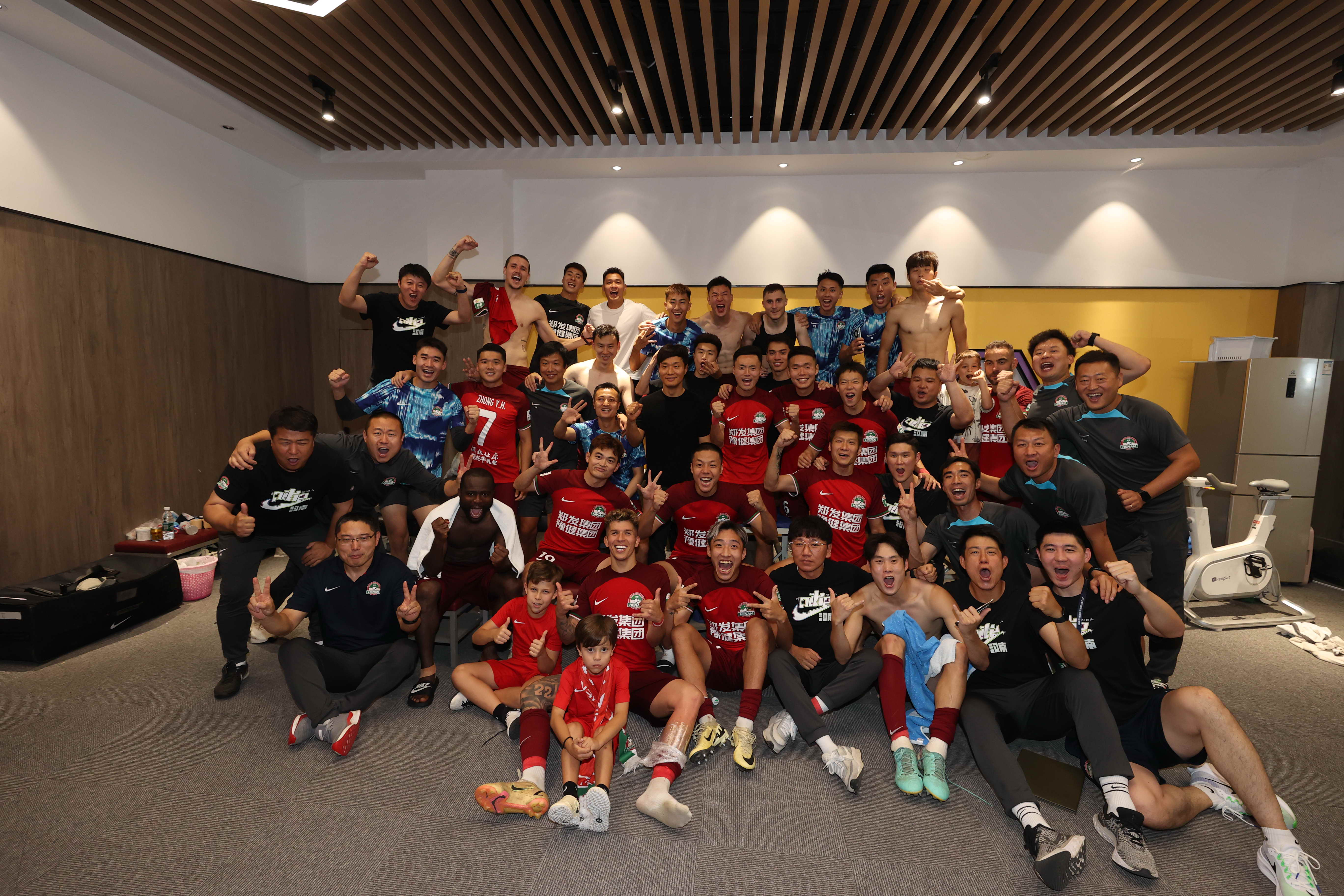 包含中北美实力球队抢眼亮相，震撼全场观众的词条