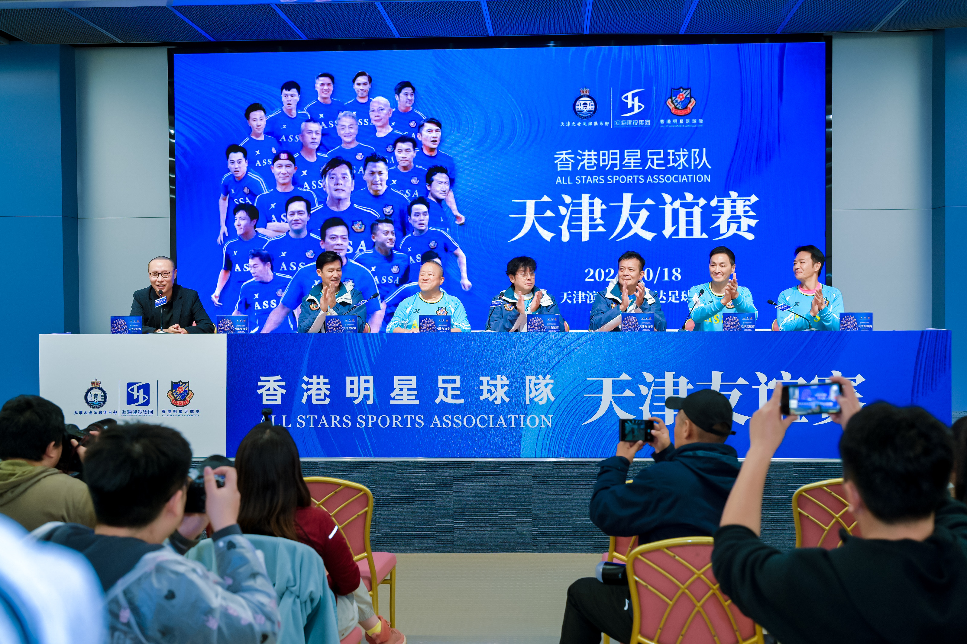 竞争激烈，球队击败对手晋级足球赛半决赛的简单介绍