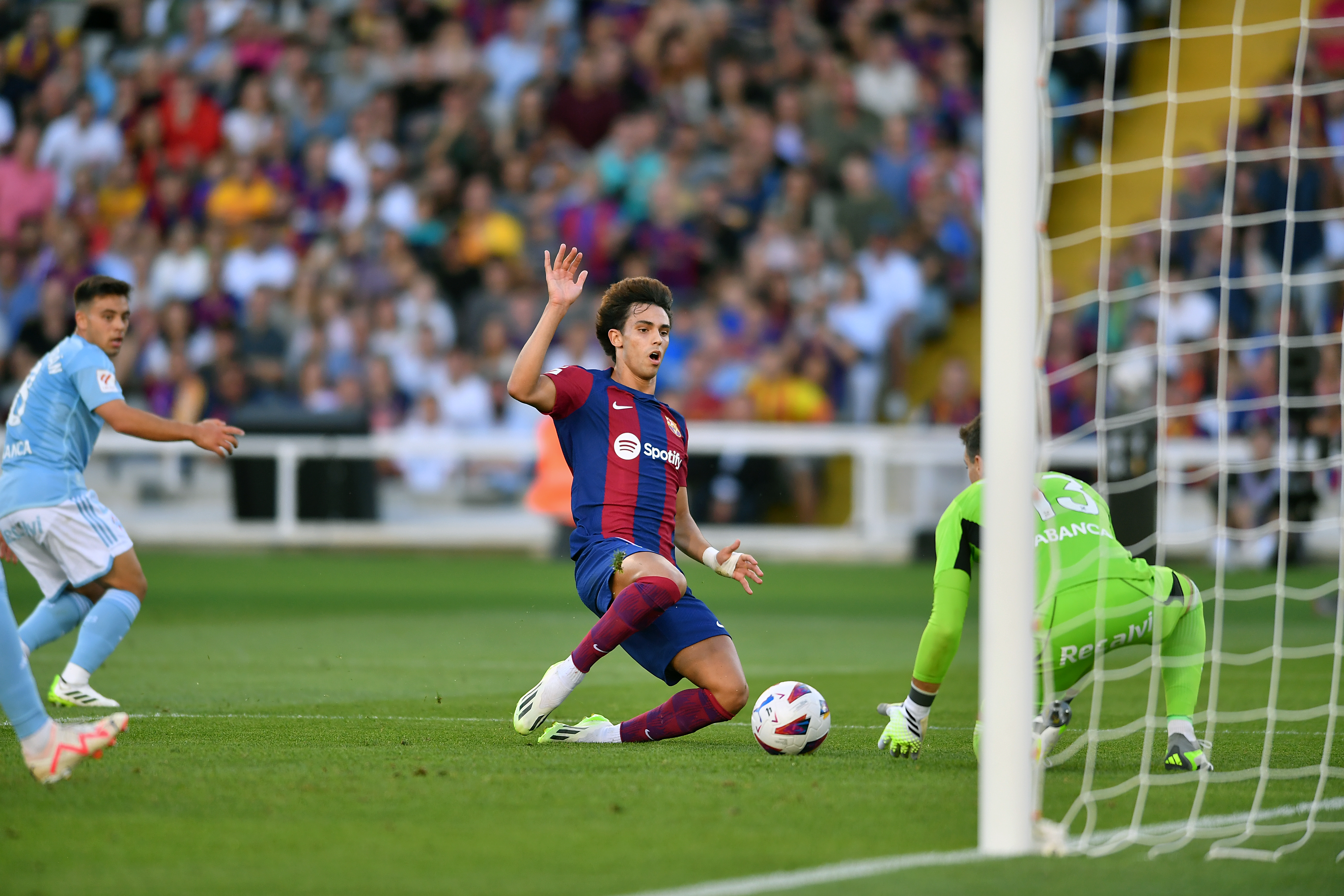 足球比赛中的惊艳一幕让人惊叹