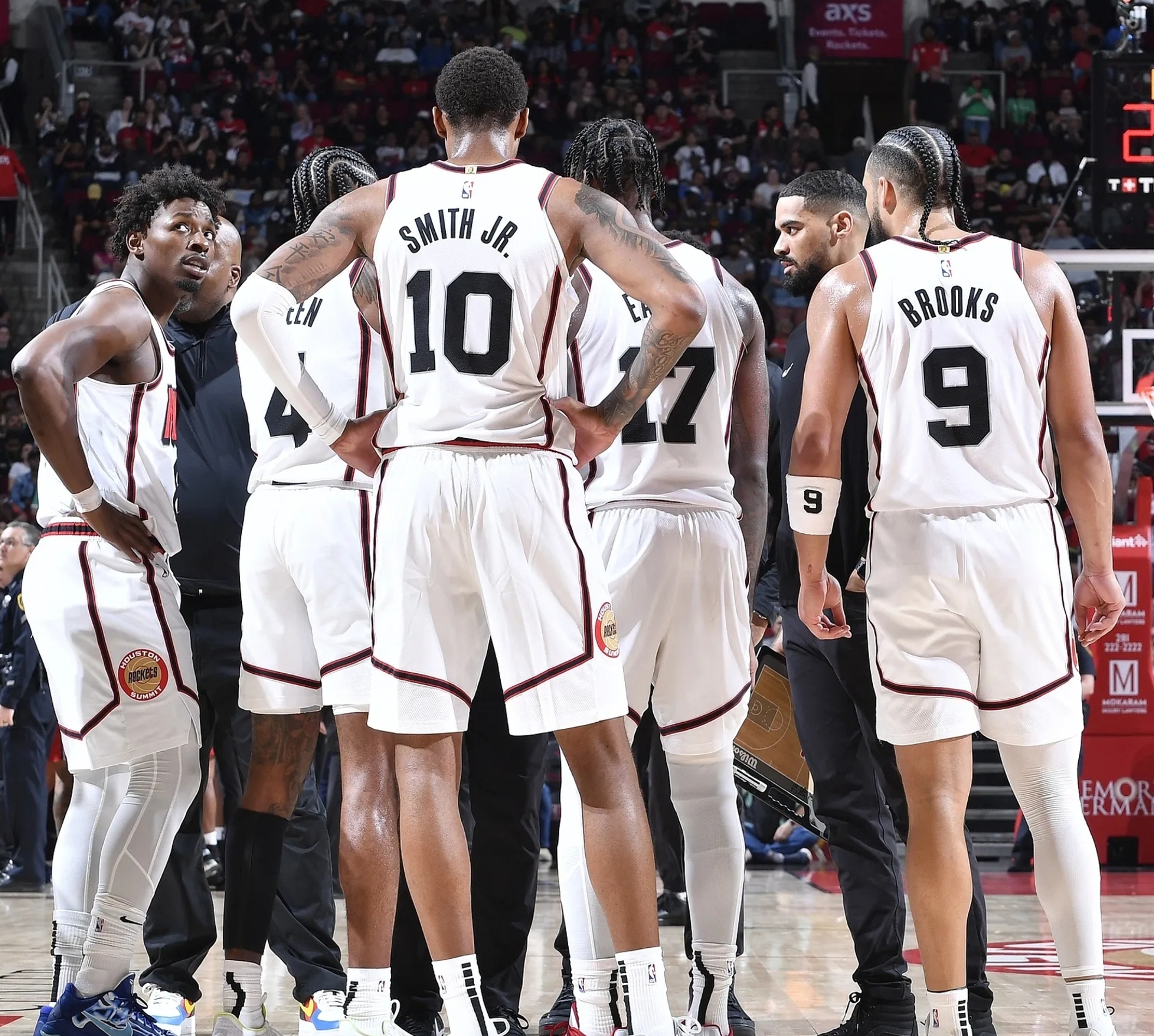 快船主场击败活塞，结束两连败