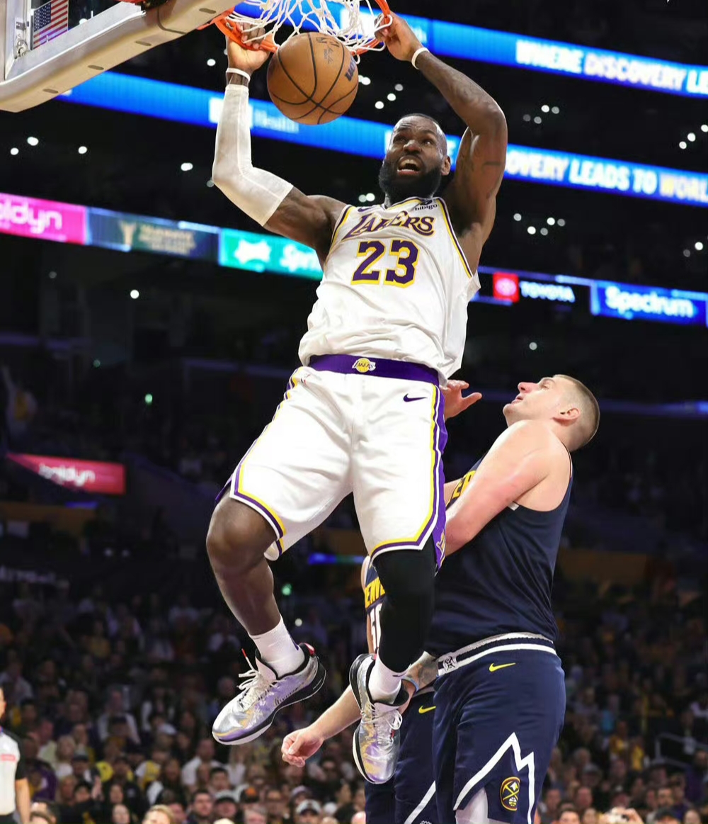 詹姆斯助湖人击败掘金，开启连胜模式