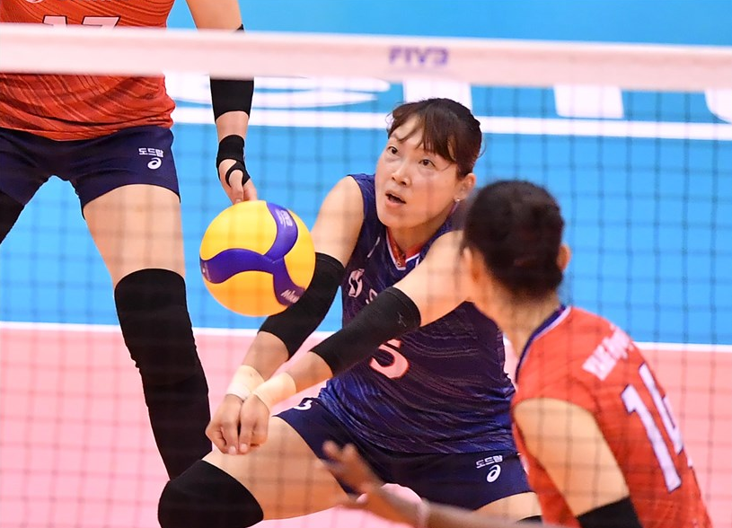 队名击败对手，取得关键胜利的简单介绍