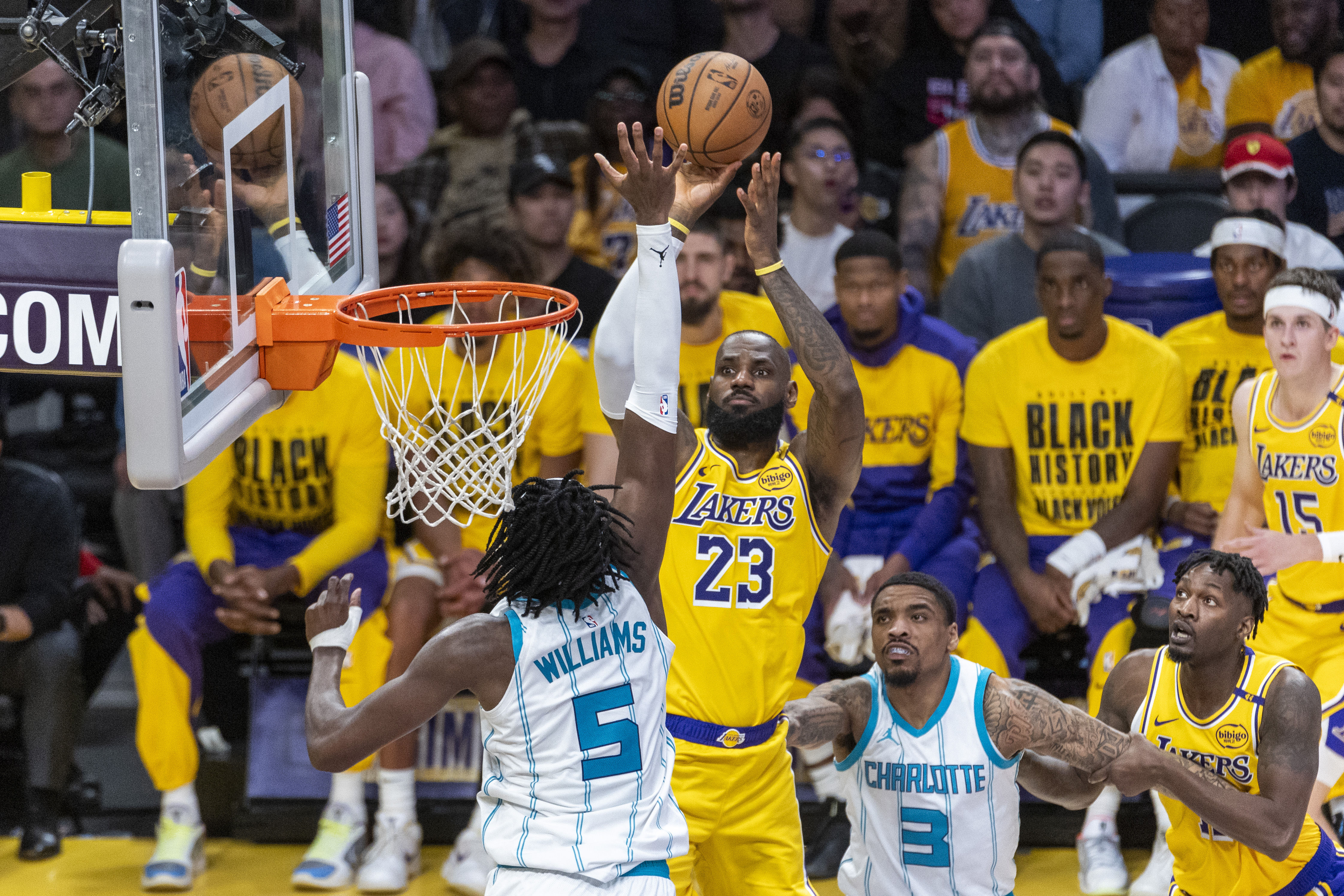 黄蜂客场击败凯尔特人结束连败