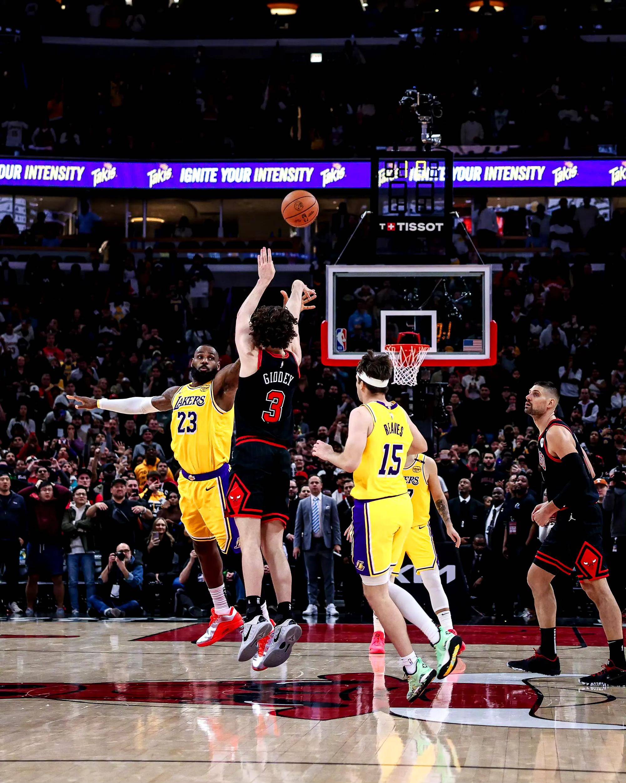 湖人不敌小牛，詹姆斯单节12投1中遭质疑的简单介绍