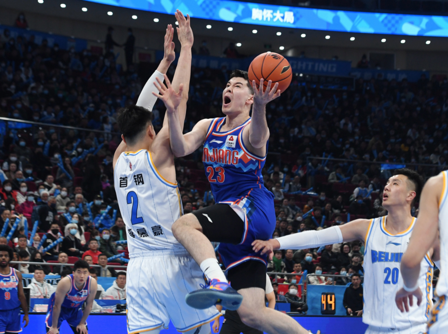 上海队完胜爵士，易建联扛起全队